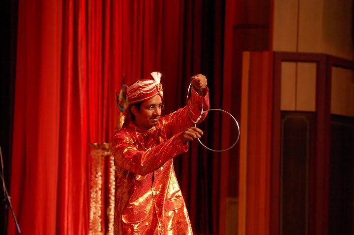 Magician Philip performing The Linking Ring